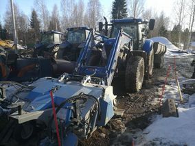 PK-Koneurakoinnin sinisiä traktoreita ja kaivureita