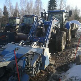 PK-Koneurakoinnin sinisiä traktoreita ja kaivureita